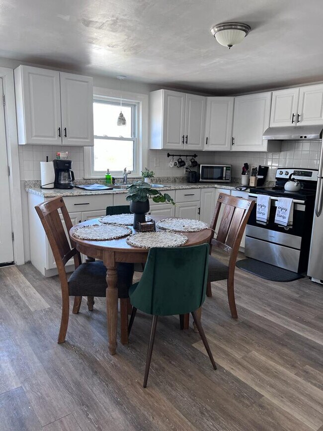 Building Photo - 665 Mendon Rd