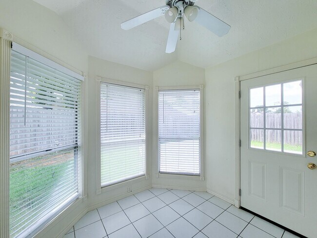 Building Photo - 2118 Creekshire Dr