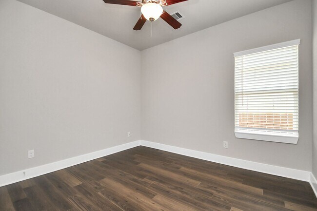 Building Photo - Elm