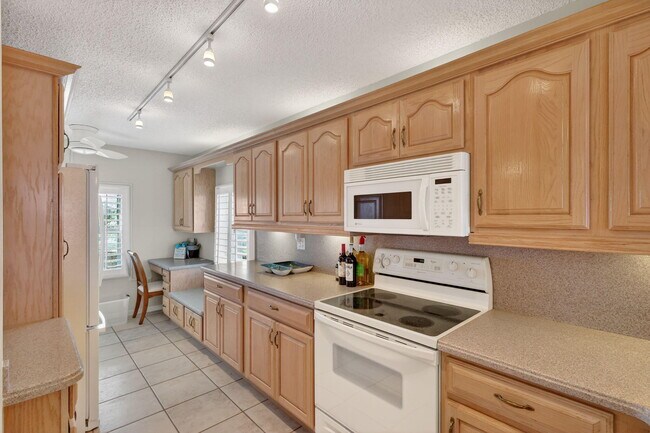 Building Photo - 10980 S Ocean Dr