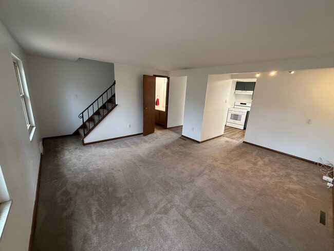 Building Photo - 108 Roberts Dr