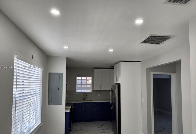 Building Photo - 1023 SW 12th Ct