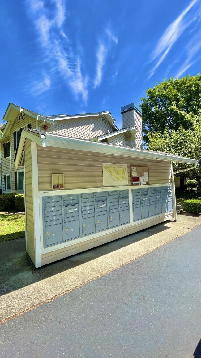 Building Photo - Serene Top-Floor Condo in Lake Forest Park...