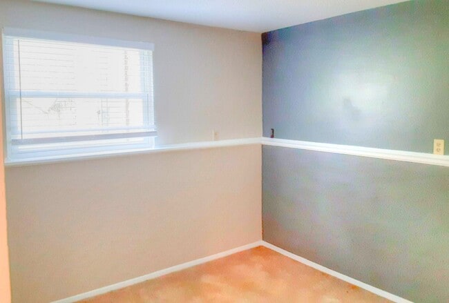 Building Photo - 2421 Camellia Dr