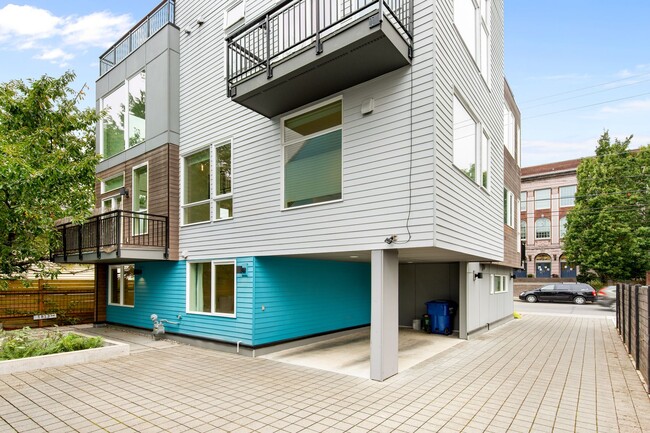 Building Photo - Gorgeous 3 Bd/2.5 Ba Seattle Townhouse