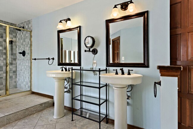 Building Photo - Outstanding Heritage Greens residence that features a spacious and airy layout that blends tradit...