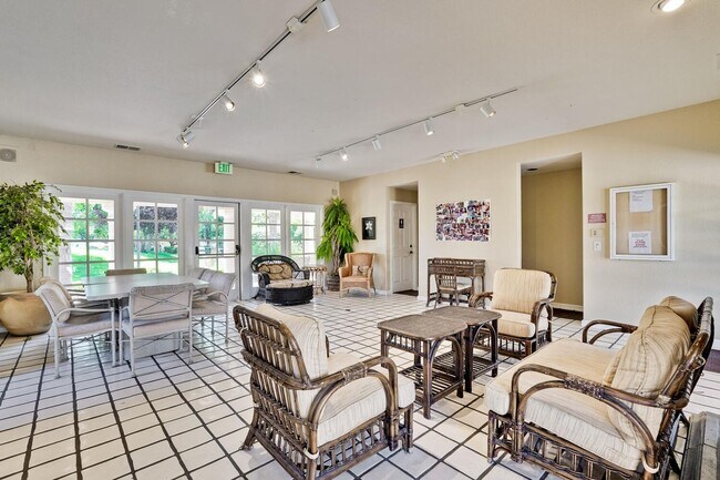 Building Photo - Beautiful and spacious 3 bedroom 2.5 bath ...