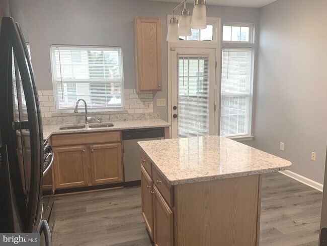 Building Photo - Beautiful 3bd 2/2bth duplex with attached ...