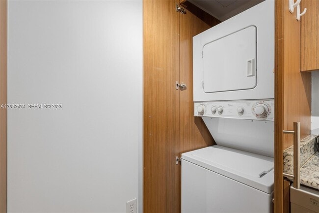 Building Photo - 10275 Collins Ave