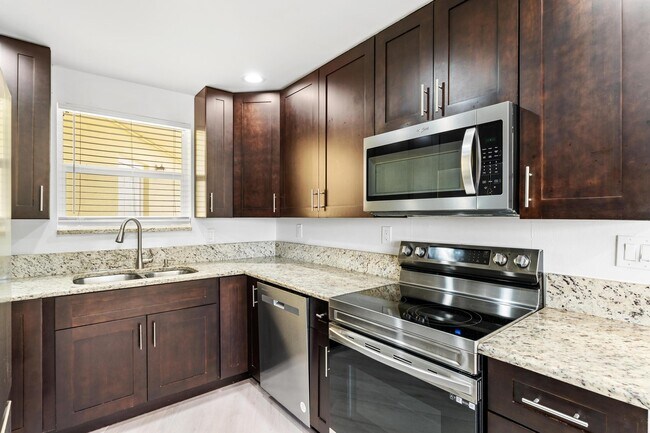Building Photo - 7531 Edgewater Cir