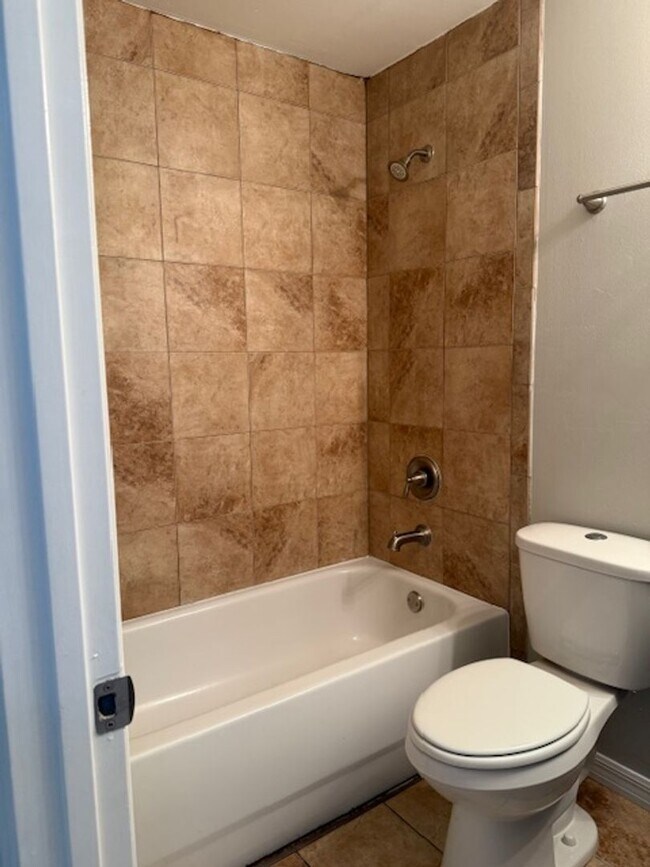 Building Photo - Spacious 3 Bed / 2 Bath Home in the Heart ...