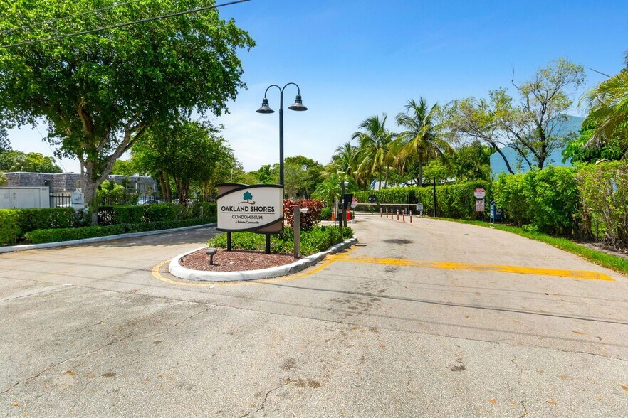 Building Photo - 3111 Oakland Shores Dr