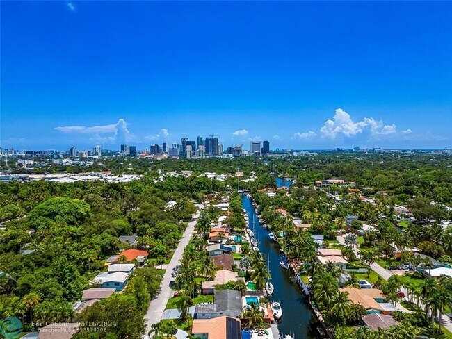 Building Photo - 1704 SW 4th Ct