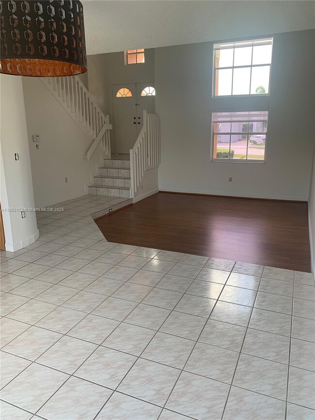 Building Photo - 985 NW 132nd Ct