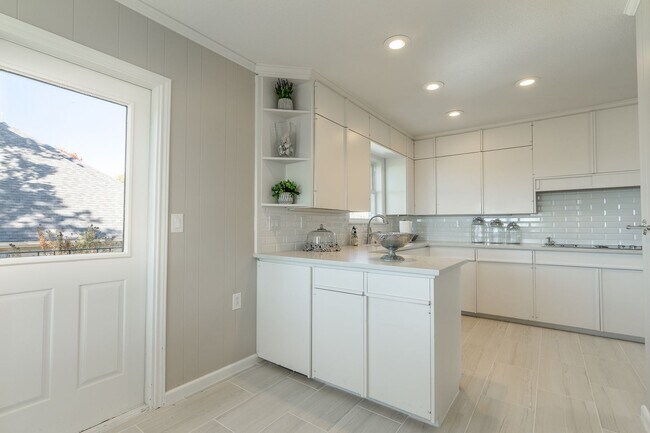 Building Photo - WHAT A VIEW!!! FULLY FURNISHED 5 BEDROOM & 4 BATH ON TOP OF MOUNT SEQUOYAH!!!