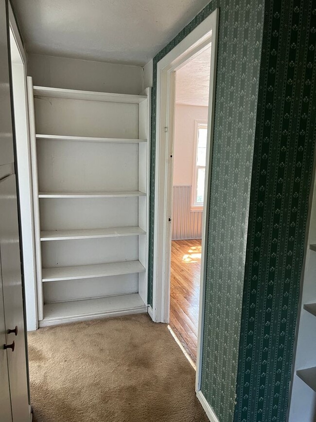 Building Photo - Charming 5 Bed, 2 bath home in the heart o...