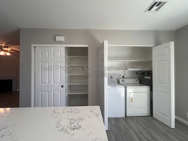 Building Photo - 408 W Blackhawk Dr