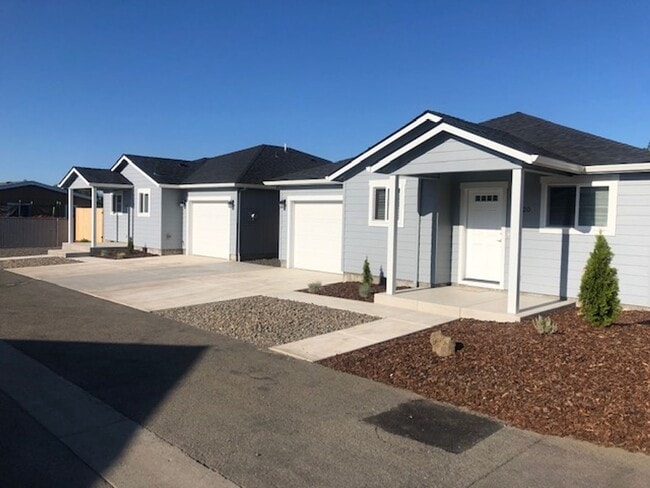 Building Photo - 3 BEDROOMS SINGLE LEVEL HOME