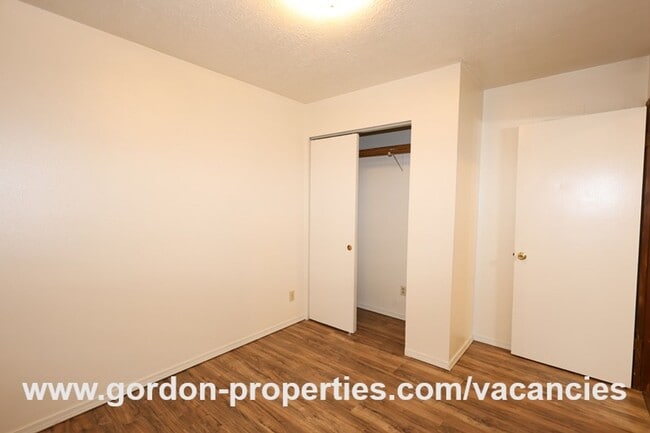 Building Photo - SE Green Vista Dr - Milwaukie 2 bedroom du...