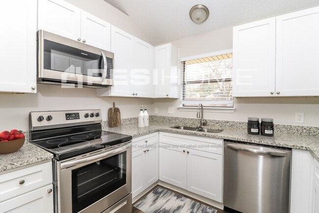 Building Photo - 4404 Lakeview Dr