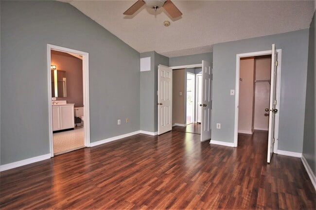 Building Photo - 13 Halstead Pl