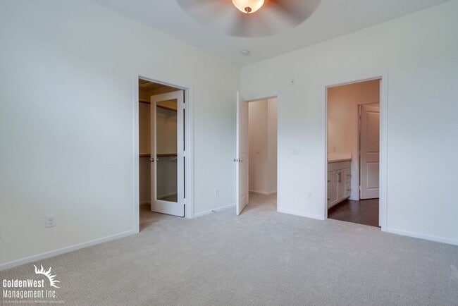 Building Photo - Stylish 3Bdm 3Ba Townhome with Chef’s Kitc...