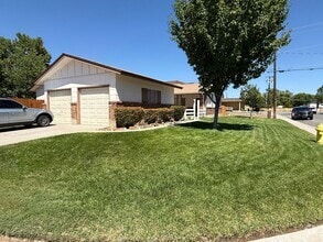 Building Photo - Beautiful 2 bedroom 1 Bath Duplex in Spark...