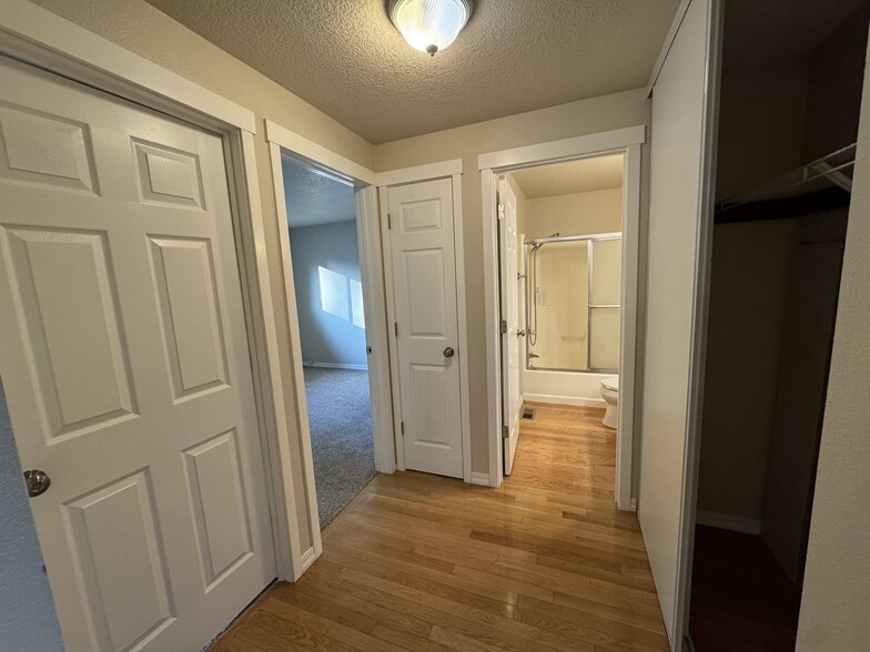 Building Photo - 9775 SW Robbins Dr