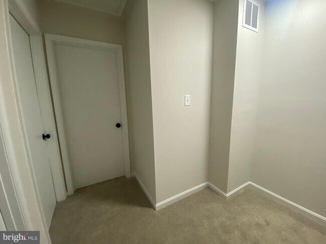 Building Photo - 9 Farrell Ln