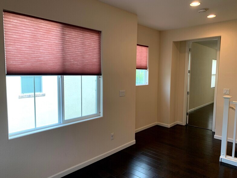 2nd Floor Deck - 5853 Flora Cmn
