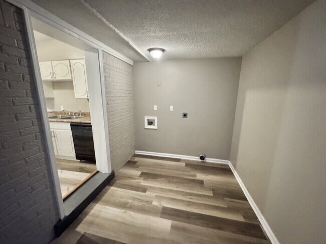 Building Photo - 3588 Hendricks Ave