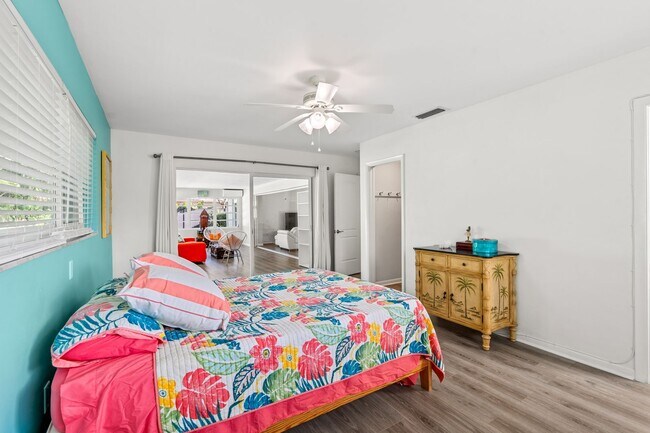 Building Photo - Single Family home on quiet street steps from the Intracoastal and Dining