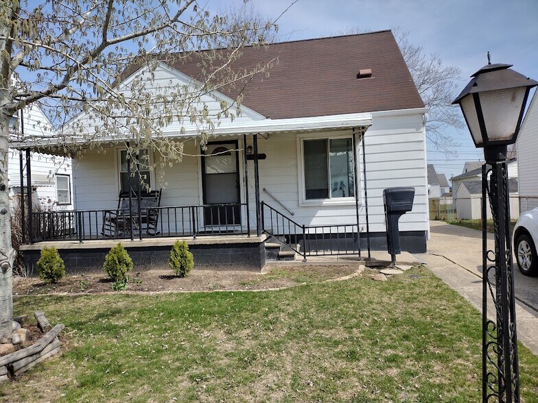 Building Photo - 25880 Groveland St