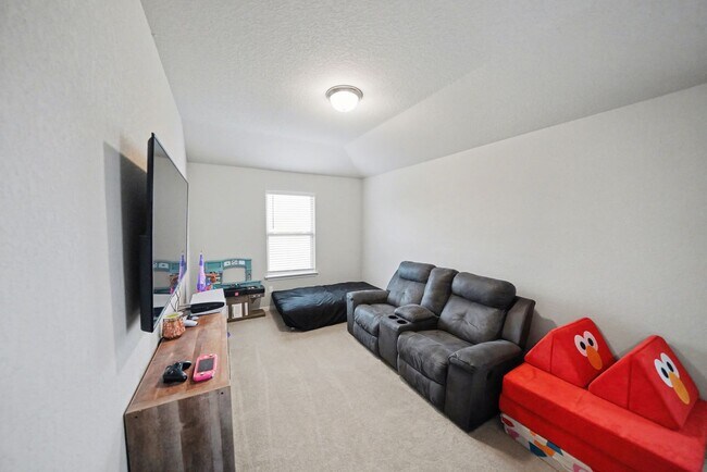 Building Photo - Stylish & Spacious 5-Bed in Prime Schertz Location! - Realtor Commission: $500