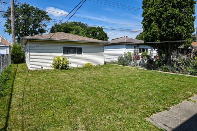 Building Photo - 5036 S Leclaire Ave