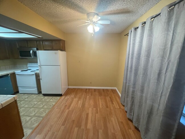 Building Photo - 1 Bedroom / 1 Bathroom condo available in ...