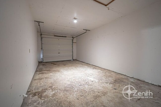 Building Photo - 3020 NE 78th Ave