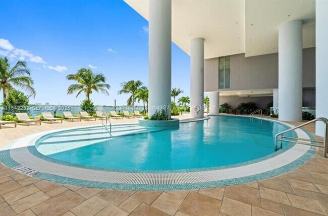 Building Photo - 700 NE 24th St