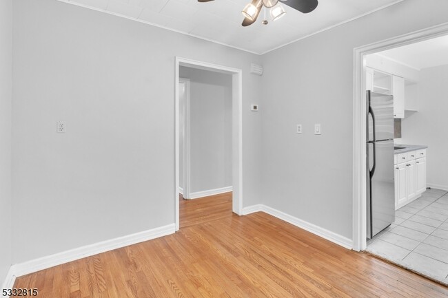 Building Photo - 164 Midland Pl