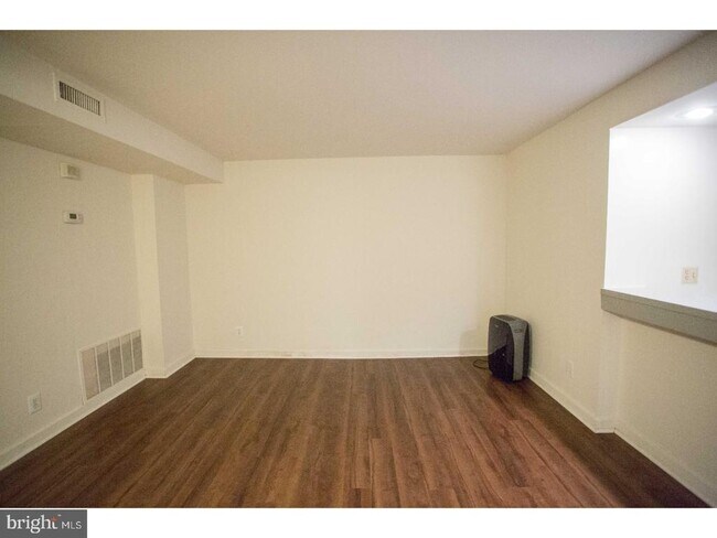 Building Photo - 130 Arch St