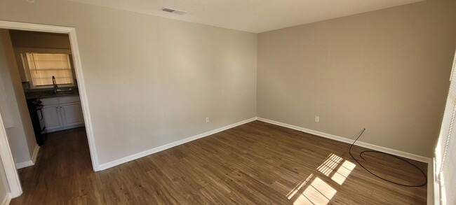 Building Photo - SPECIAL!!!! 1/2 off 1st Full Month's Rent!...