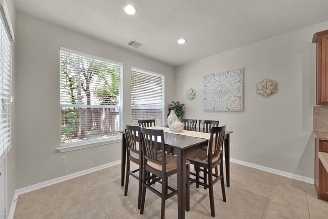 Building Photo - 15 Aquiline Oaks Pl