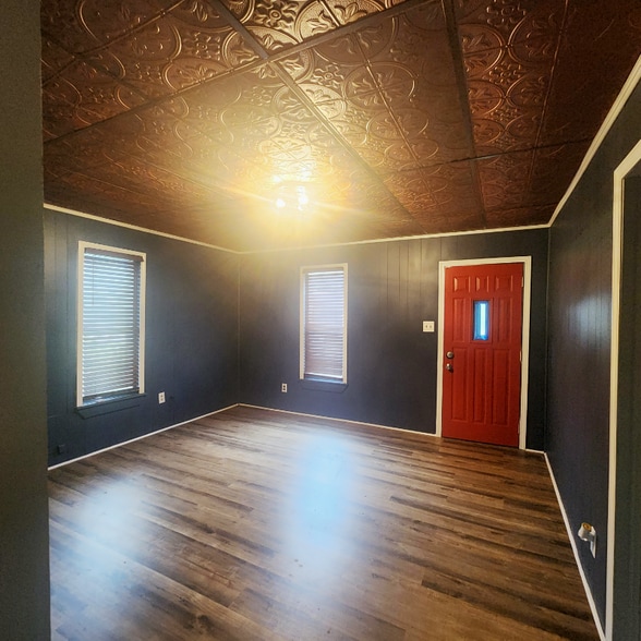 Building Photo - 415 S 5th St