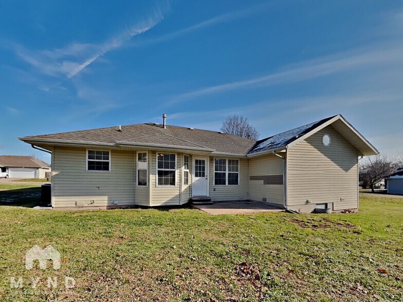 Building Photo - 701 N Pinewood Ave