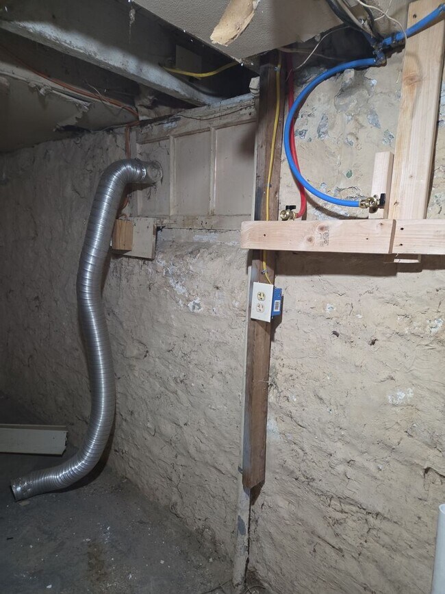 Building Photo - Quaint 3 bed 1.5 bath with detached garage close to everything