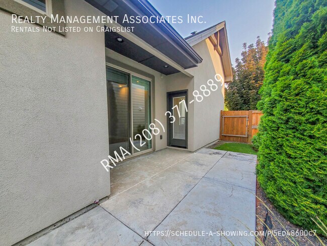 Building Photo - 11277 W Portola St
