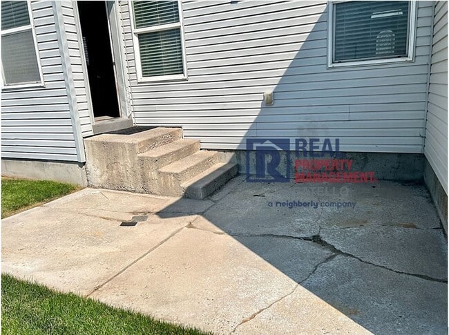 Building Photo - Beautiful 6 Bedroom 3 Bath house - 2 Car Garage - 6 month lease