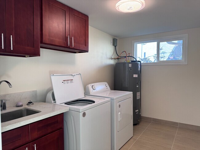 Building Photo - Renovated with split AC in Kaimuki