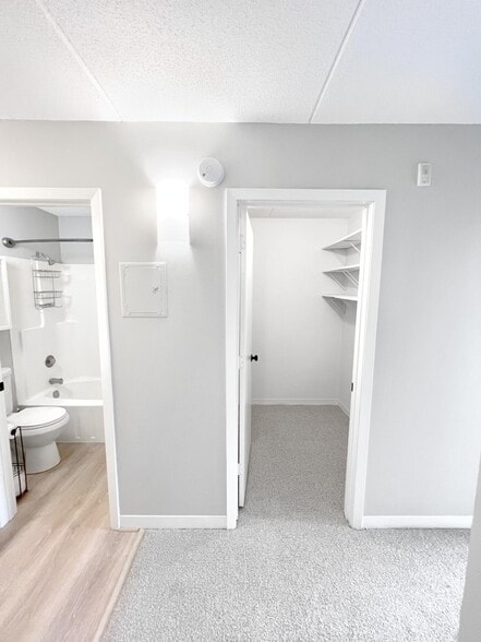 Bathroom LG. Walk-in Closet - 10411 Cedar Lake Rd