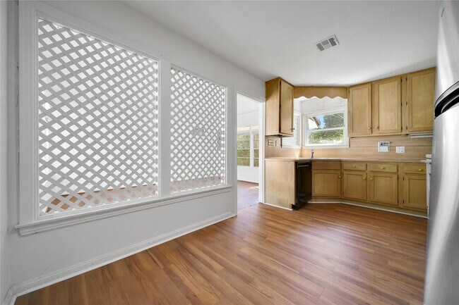 Building Photo - 504 N Magnolia Dr
